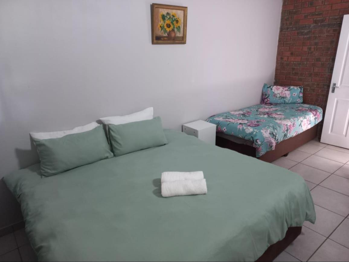 Blue Mountain Farm Lodge, Cabins & Cottages Swellendam Room photo